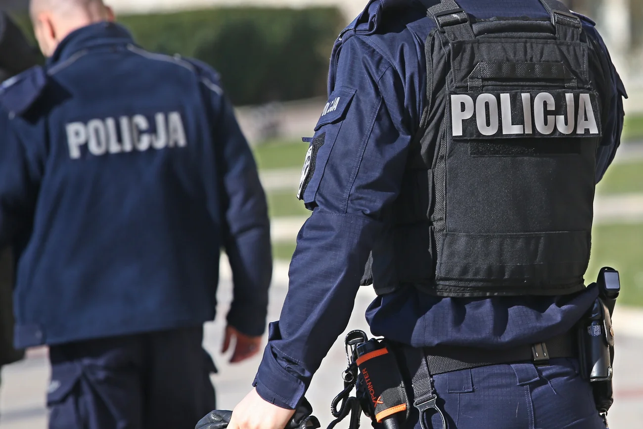 Policjanci zostali zaatakowani przez trzech mężczyzn podczas interwencji w Lublinie.