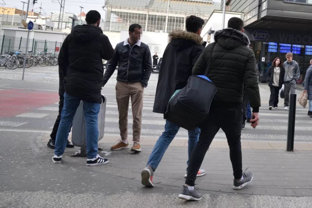 Posłowie KO przeprowadzili kontrolę w Komendzie Głównej Policji w związku z aferą wizową. Zdjęcie ilustracyjne. Imigranci z krajów muzułmańskich Azji i Afryki w Polsce