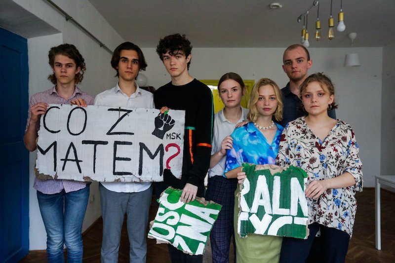 Aktywistki i aktywiści ruchu Młodzieżowy Strajk Klimatyczny sponiewierani przez zwolenników Andrzeja Dudy podczas jego wiecu wyborczego w Krakowie. W niebieskiej koszuli jest Weronika Woźniak.