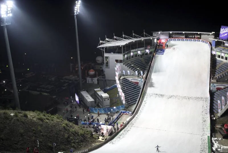 Skocznia w Wiśle podczas ubiegłorocznej inauguracji PŚ. Skoki narciarskie. Wisła znów może zorganizować inaugurację Pucharu Świata.