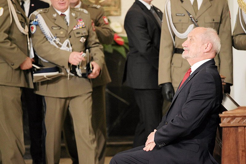 Minister obrony narodowej Antoni Macierewicz tylko podsyca kontrowersje wokół odznaczenia dla swojego rzecznika.