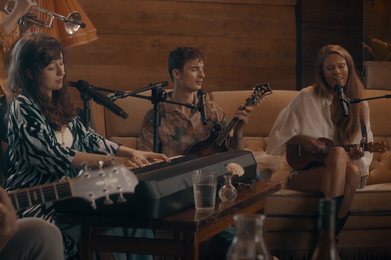 Kwiat Jabłoni i Julia Pietrucha w teledysku "Drogi proste".