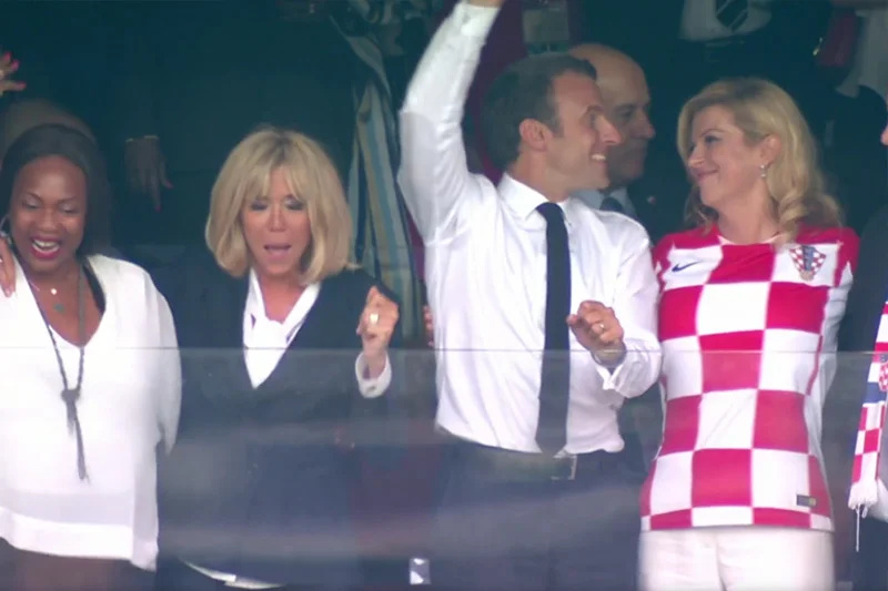 Emmanuel Macron raduje się ze zwycięstwa, a Kolinda Grabar-Kitarović cieszy się razem z nim.