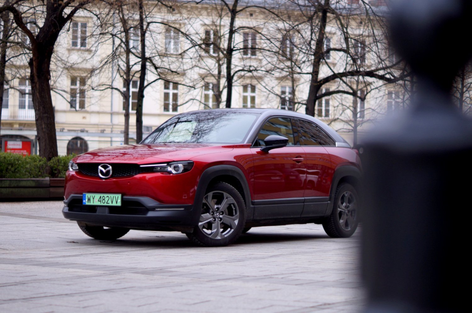 Mazda MX-30 to typowy miejski crossover, ale z napędem elektrycznym. Ma zasięg na około 200 km.