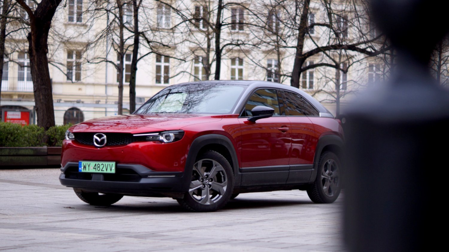 Mazda MX-30 to typowy miejski crossover, ale z napędem elektrycznym. Ma zasięg na około 200 km.