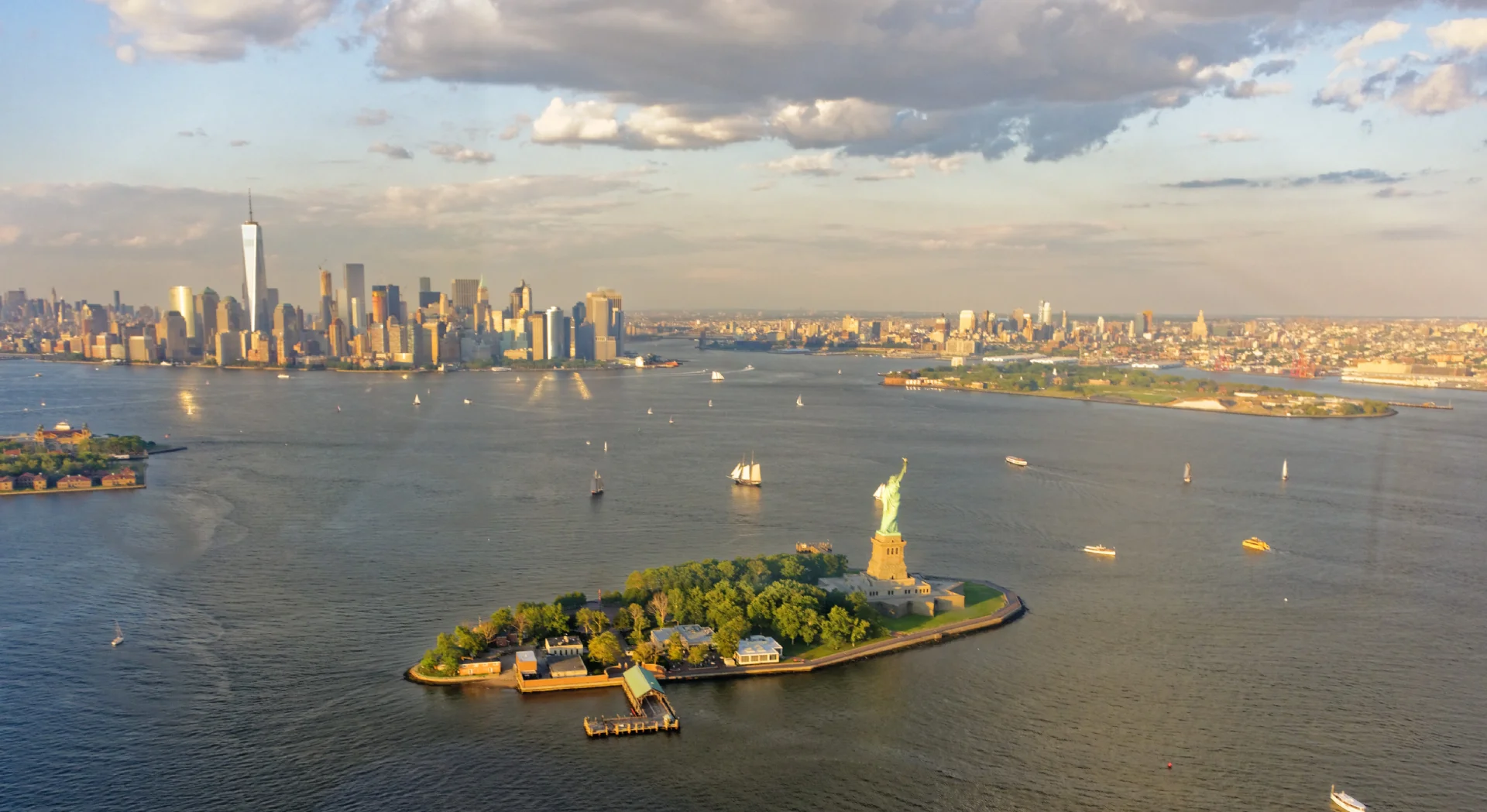 NYC od strony Ellis Island.