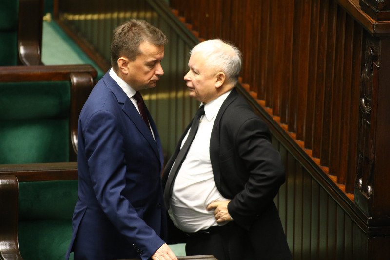 Jarosław Kaczyński od wczoraj wzywa swoich posłów na rozmowy. Ustalana jest strategia na kolejne miesiące.