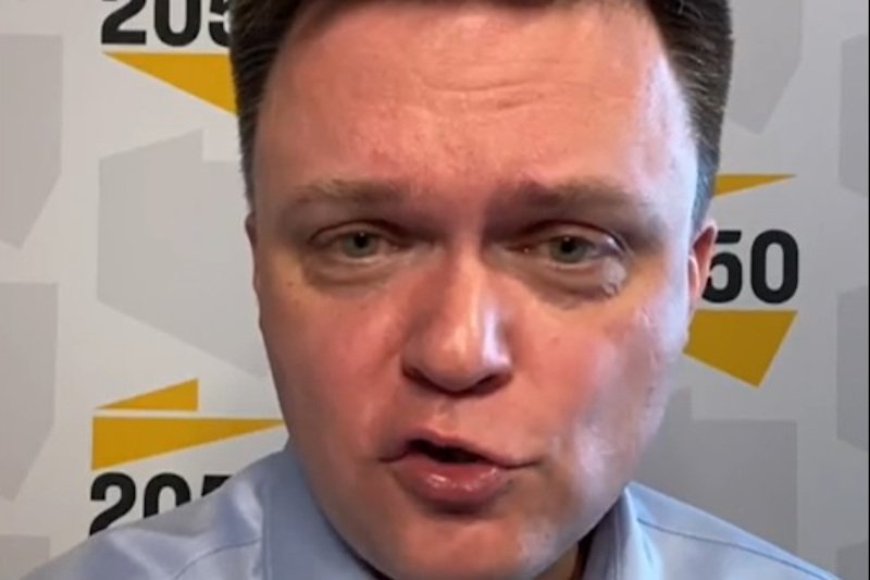 Szymon Hołownia kpi z decyzji Piotra Glińskiego o dymisji szefa Filmoteki Narodowej.