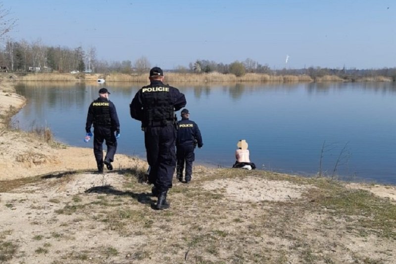 Policjanci upomnieli grupę nudystów w Czechach za brak maseczek.
