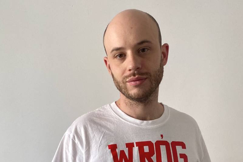 Sąd orzekł we wtorek, że aktywista Jan Śpiewak naruszył dobra osobiste byłego wiceprezydenta Warszawy Jacka Wojciechowicza w związku z sugestią, iż ten został zwolniony ze stanowiska z powodu udziału w aferze reprywatyzacyjnej.