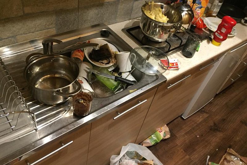 To tylko jedno ze zdjęć zdewastowanego lokum, które jego właściciel zastał po pobycie czterech studentów.