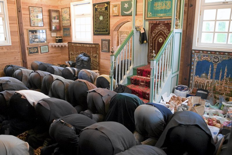 Bohoniki, wnętrze meczetu. Podlascy Tatarzy modlą się podczas obchodów święta Kurban Bajram. Zdjęcie stanowi wyłącznie ilustrację do tekstu.