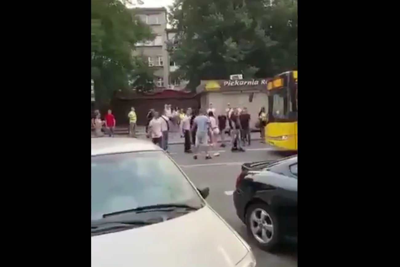 Fragment filmiku przedstawiającego tragiczne zajście w Katowicach, w wyniku którego pod kołami autobusu miejskiego zginęła 19-latka