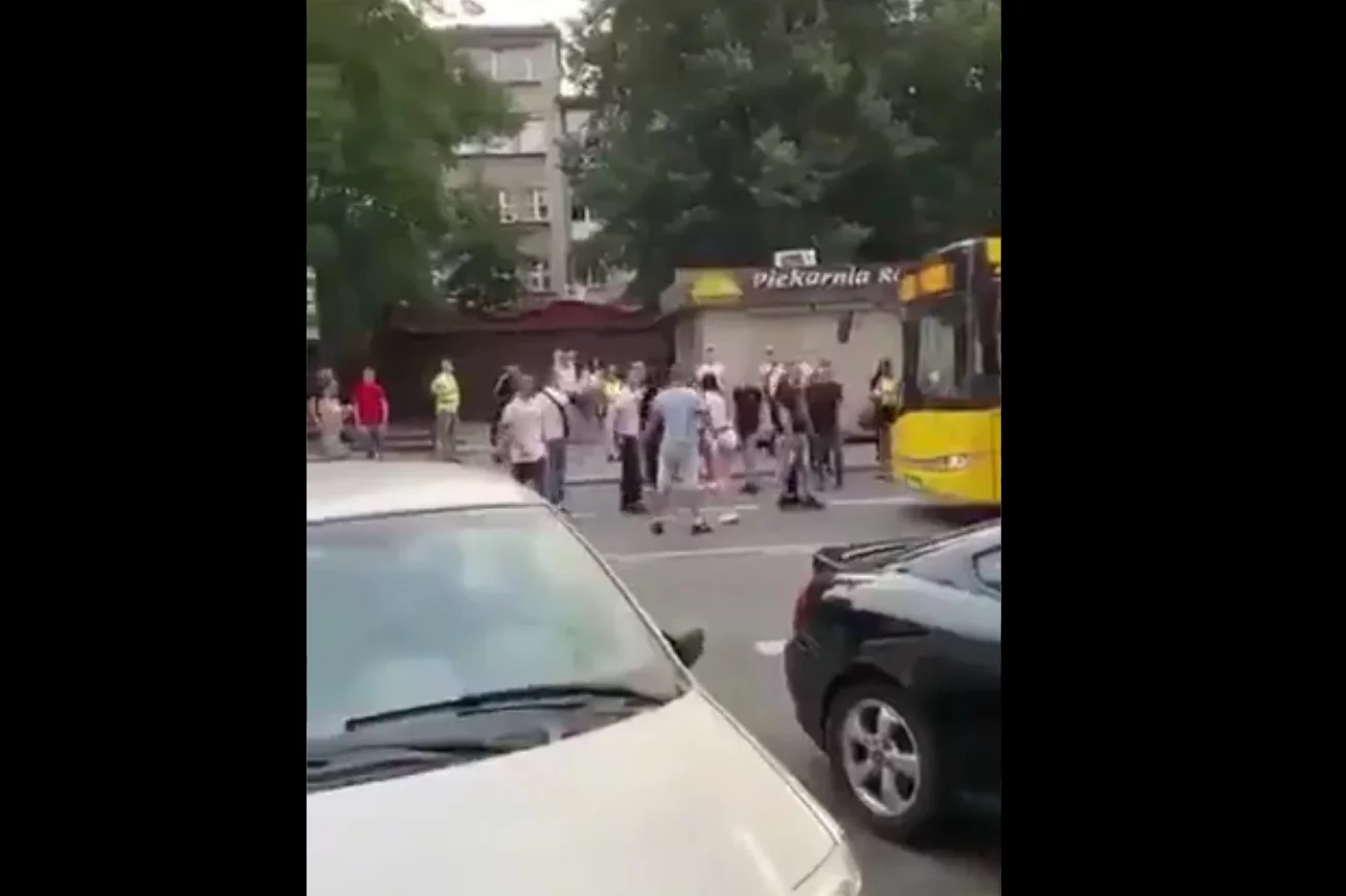 Fragment filmiku przedstawiającego tragiczne zajście w Katowicach, w wyniku którego pod kołami autobusu miejskiego zginęła 19-latka