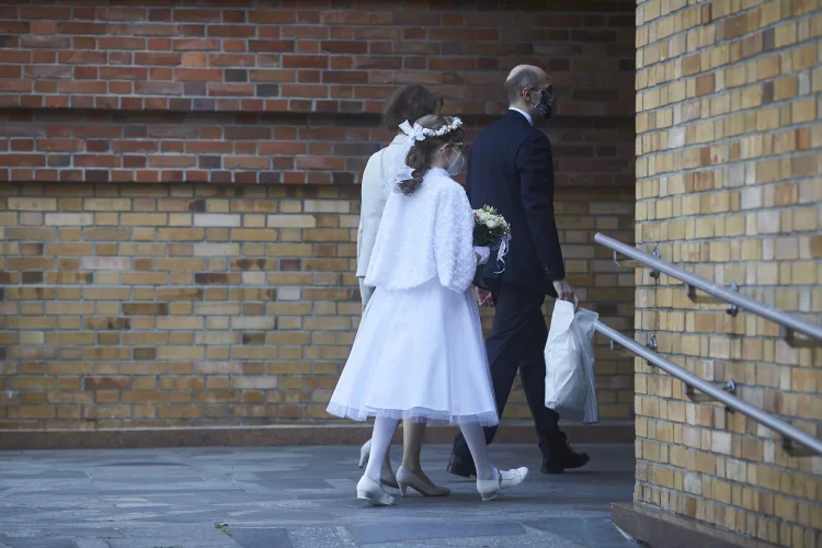 Ksiądz Grzegorz Wita, proboszcz jednej z parafii w Mysłowicach, poprosił dzieci, żeby podzieliły się pieniędzmi, które otrzymały na komunię.