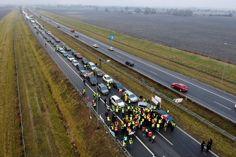 W środę rolnicy zablokowali A2, w czwartek trasę S8.