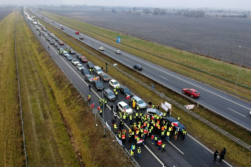 W środę rolnicy zablokowali A2, w czwartek trasę S8.
