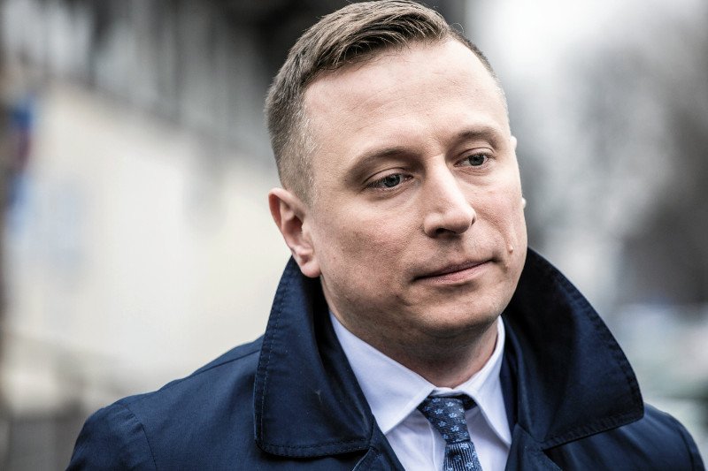 Za interpelacje i ujawnianie prawdy o nagrodach dla polityków PiS poseł Krzysztof Brejza zbiera duże brawa w internecie.