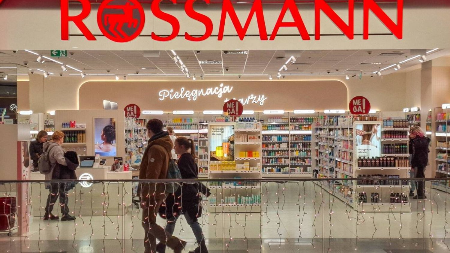 Rossmann – kultowa odżywka do włosów za 3 zł. Isana w trójkącie