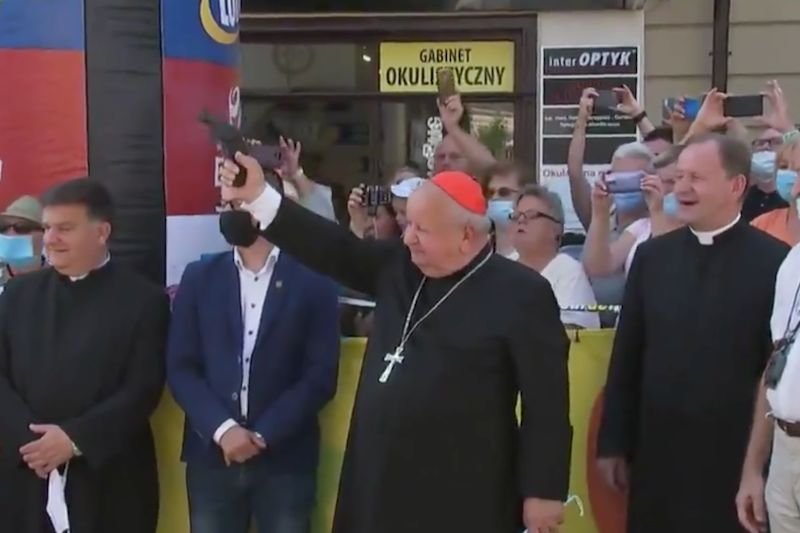 Kardynał Stanisław Dziwisz dał znak do startu kolejnego etapu Tour de Pologne.