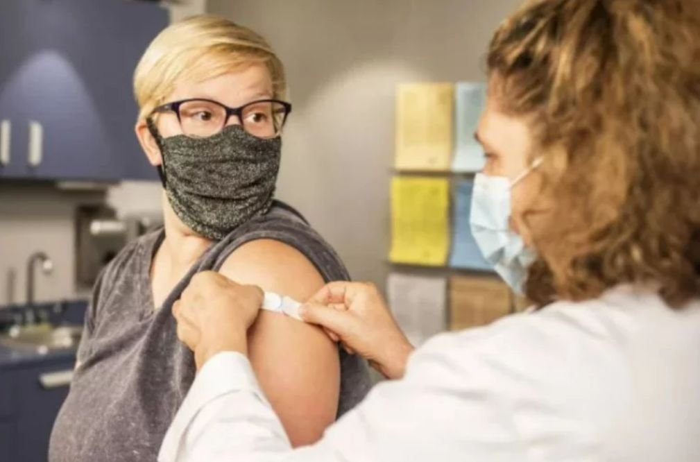 Naukowcy z Uniwersytetu Goethego we Franfkurcie są zdania, że znają przyczynę występowania zakrzepów po szczepionkach przeciw COVID-19.