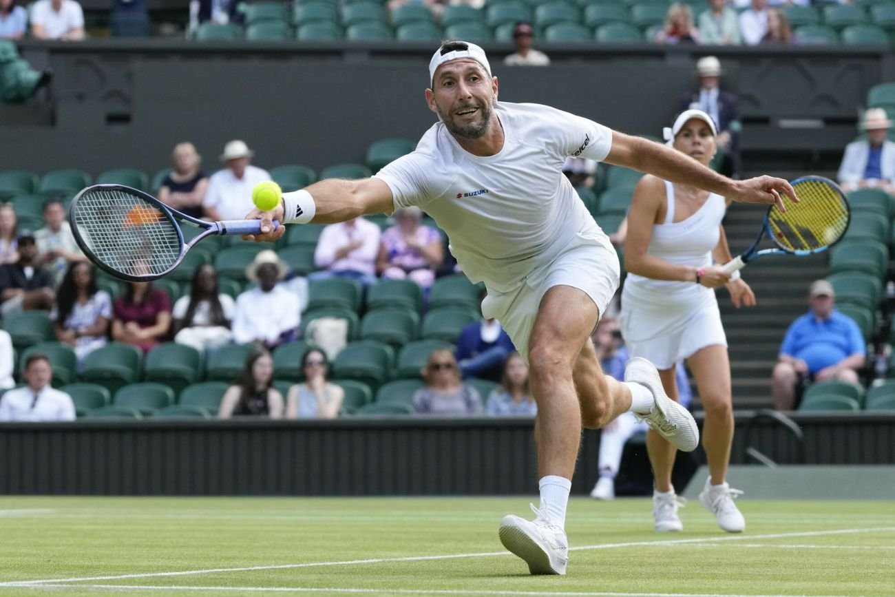 Polak zwycięzcą Wimbledonu. Jan Zieliński wzniósł trofeum