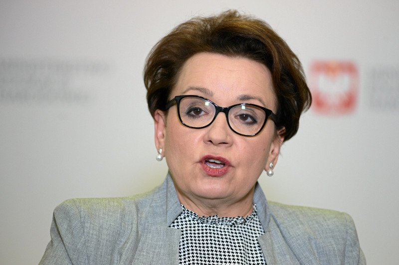 Anna Zalewska pokazała, ile zarabiają teraz i ile będą zarabiać nauczyciele. Tyle że w szkołach nikt raczej takich płac nie widział.