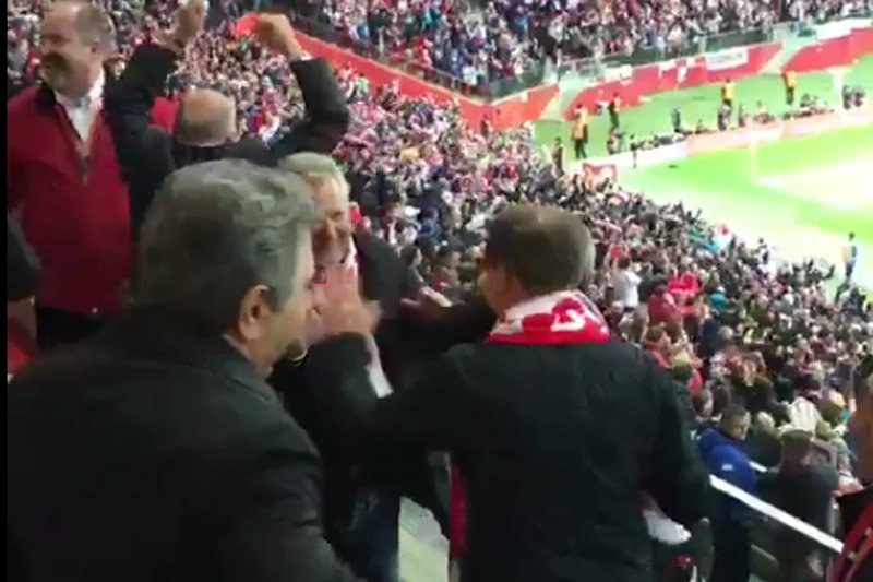 Prezydent Andrzej Duda i były prezydent Aleksander Kwaśniewski świetnie bawili się razem na meczu Polska-Armenia.