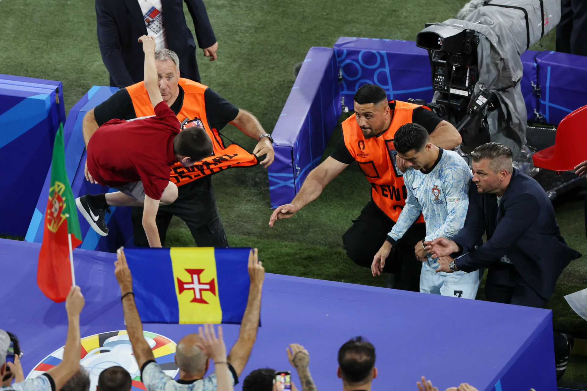 Na Euro 2024 kibic skoczył z trybun na Cristiano Ronaldo.