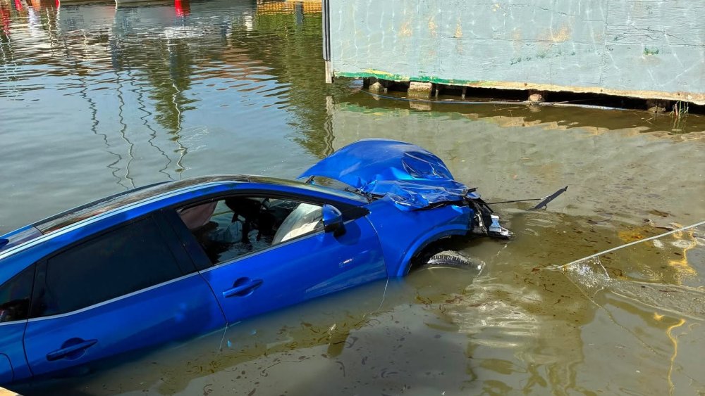 76-latek wjechał nissanem w jacht i zatopił go w mazurskim jeziorze