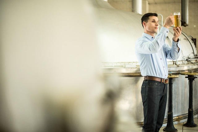 Dobre piwo, to przede wszystkim zasługa browarnika i jego wiedzy. Przy warzeniu piwa ludzi nie zastąpią nawet najnowocześniejsze maszyny.