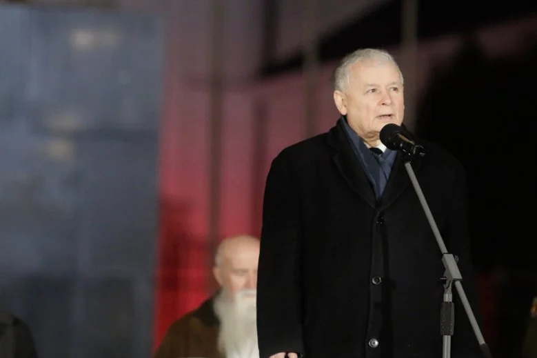 Jarosław Kaczyński podczas 95. miesięcznicy katastrofy smoleńskiej. Organizowano je, by upamiętnić ofiary tragedii.