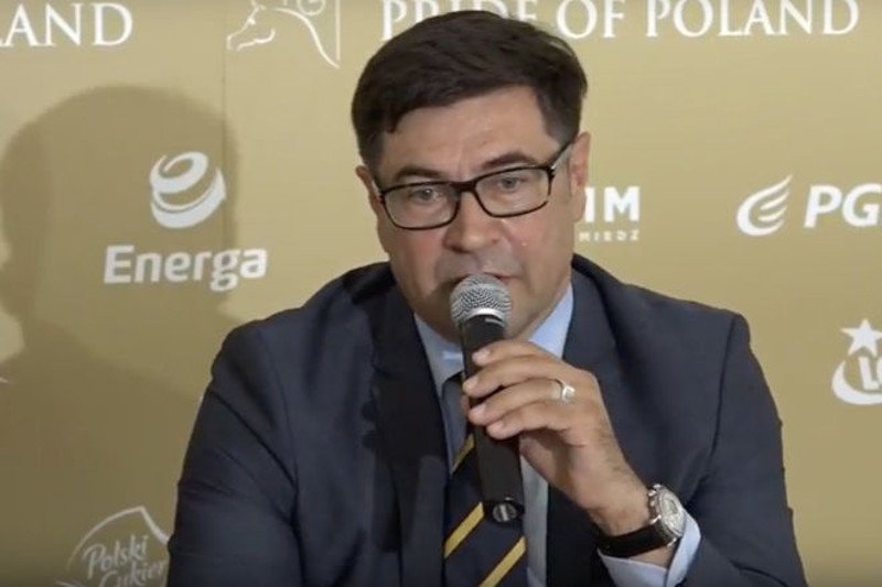 Maciej Grzechnik odepchnął i kopnął dziennikarza TVN? Pracowników stadniny takie zachowanie nie dziwi.