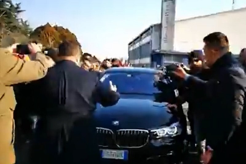 Tłum kibiców powitał Zlatana Ibrahimovicia w Mediolanie.