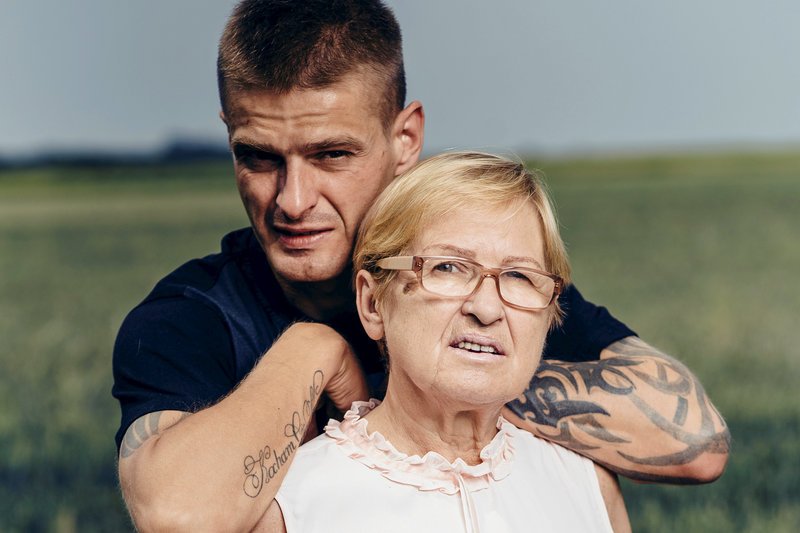 Matka Tomasza Komendy pomaga synowi żyć na nowo.