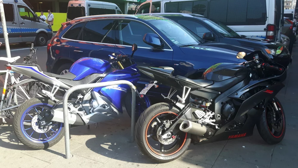 Niebieska R-125 i czarna R6. Laik nie zobaczy żadnej różnicy.