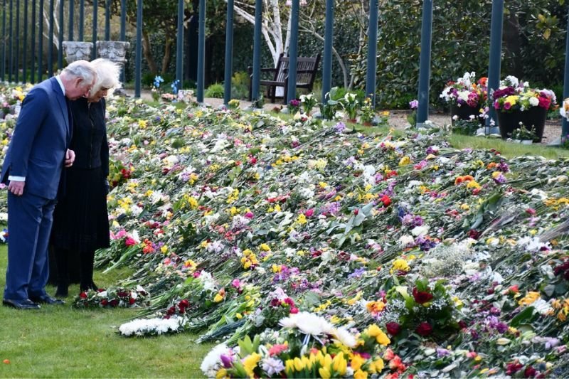 W Wielkiej Brytanii trwa żałoba narodowa po śmierci księcia Filipa. Brytyjczycy składają w hołdzie kwiaty. Transmisja z uroczystości będzie udostępniona na YouTubie.