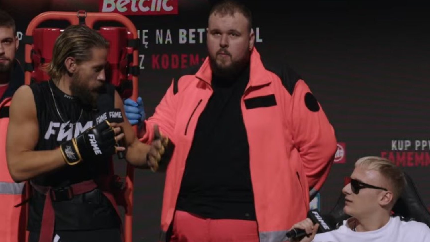 Sebastian Fabijański opuścił oktagon podczas FAME MMA.