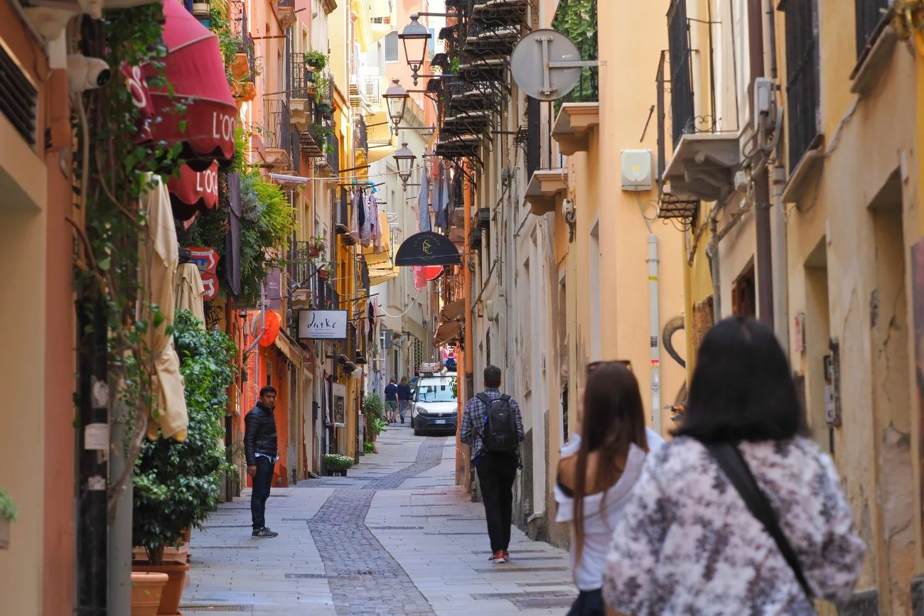 Spacer po Cagliari we Włoszech Uliczka w Cagliari we Włoszech