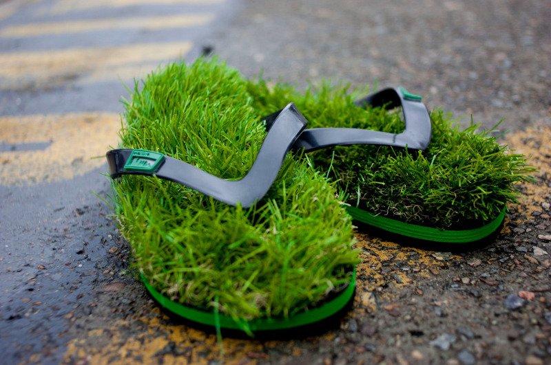 Ci, którzy nie mogą doczekać się majówkowego czy wakacyjnego biegania boso po trawie, mogą kupić klapki KUSA, które wyścielone są... trawą.