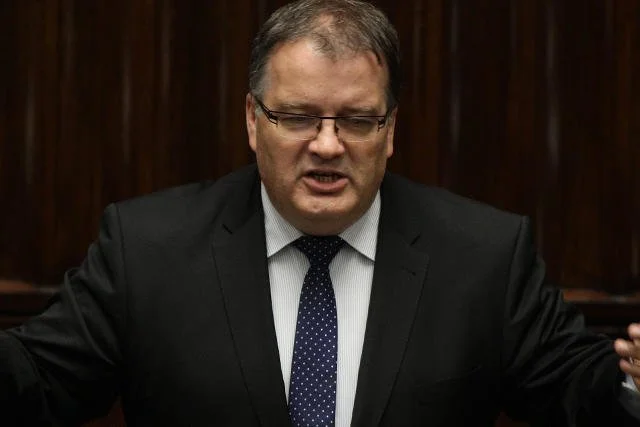 Andrzej Dera o deficycie budżetowym w UE. Wykazał się dużą niewiedzą.