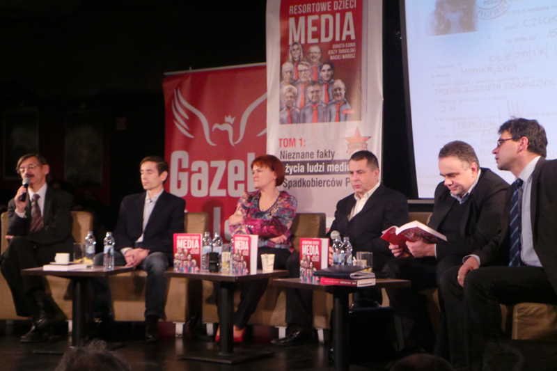 "Resortowe dzieci. Media" zarzucają dziennikarzom związki z poprzednim systemem.