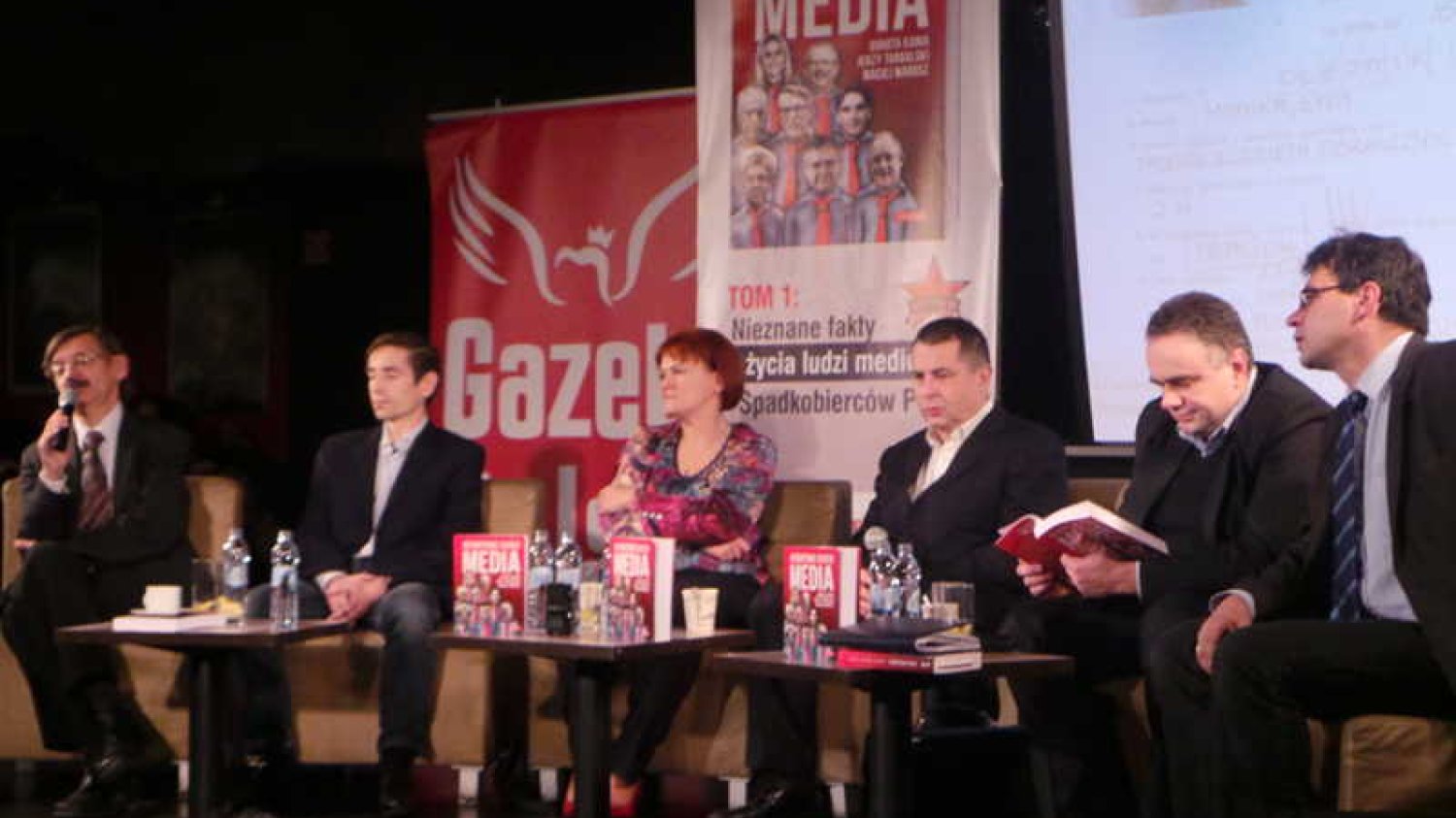 "Resortowe dzieci. Media" zarzucają dziennikarzom związki z poprzednim systemem.
