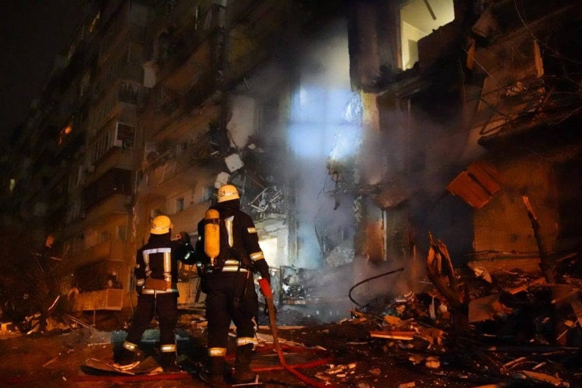 Rosjanie atakują Kijów. Liczne pociski spadają na budynki mieszkalne.