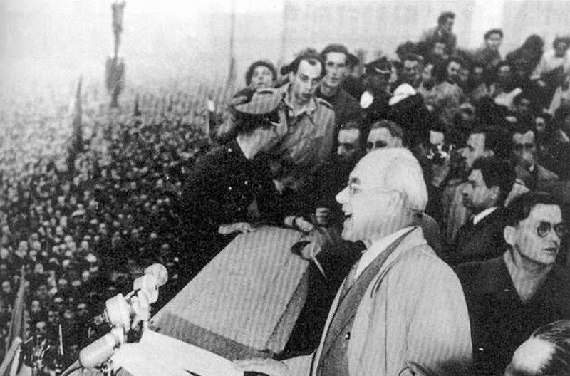 Władysław Gomułka przemawia przed 400 tys. tłumem w Warszawie, 24 X 1956.