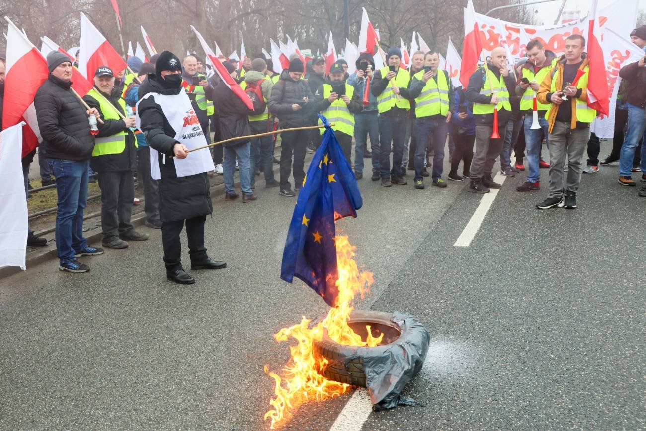 Incydenty na proteście rolników w Warszawie. Poleciały petardy