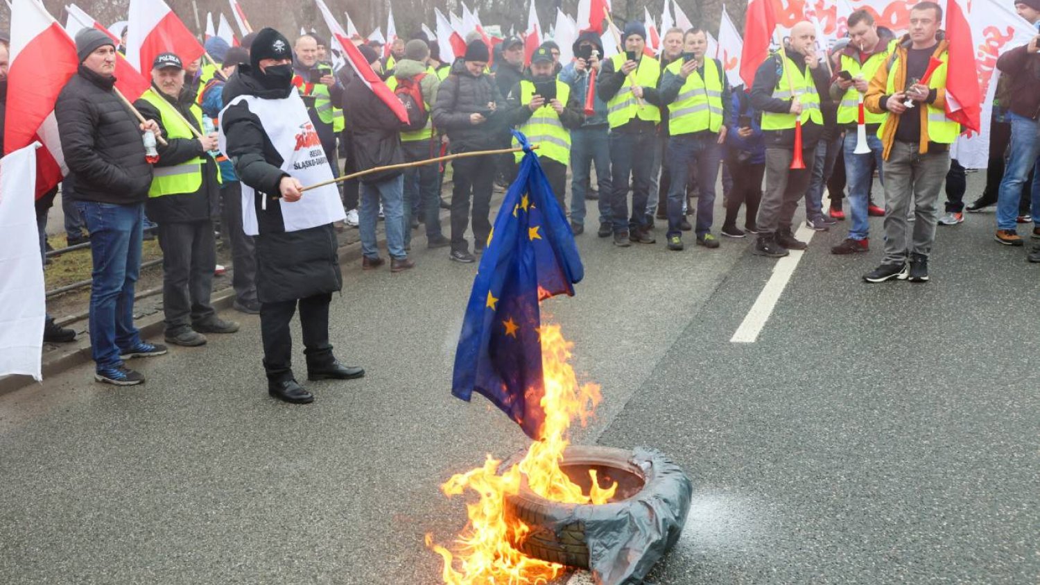 Incydenty na proteście rolników w Warszawie. Poleciały petardy