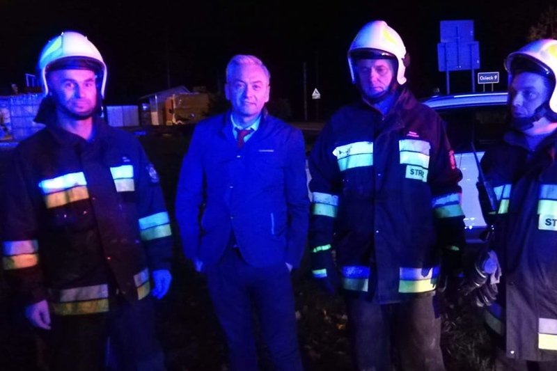 Robert Biedroń wyciągnął poszkodowanych z płonącego auta.
