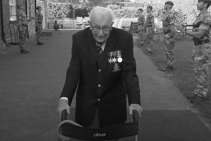 Nie żyje stuletni kapitan sir Tom Moore.