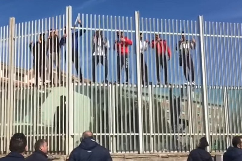 W więzieniach we Włoszech doszło do zamieszek przez koronawirusa.